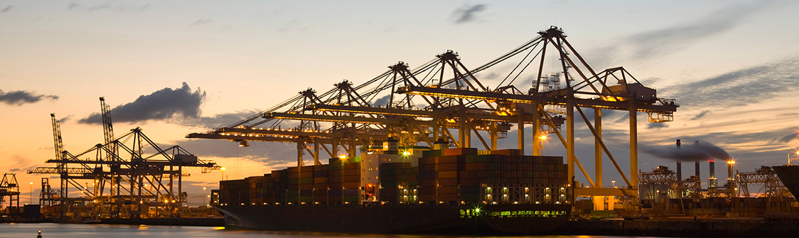 電機(jī)振動(dòng)給料機(jī)由振動(dòng)電機(jī)提供振動(dòng),振幅:1.5-3mm,振動(dòng)頻率:96~1450次/分,給料量大但精度不高